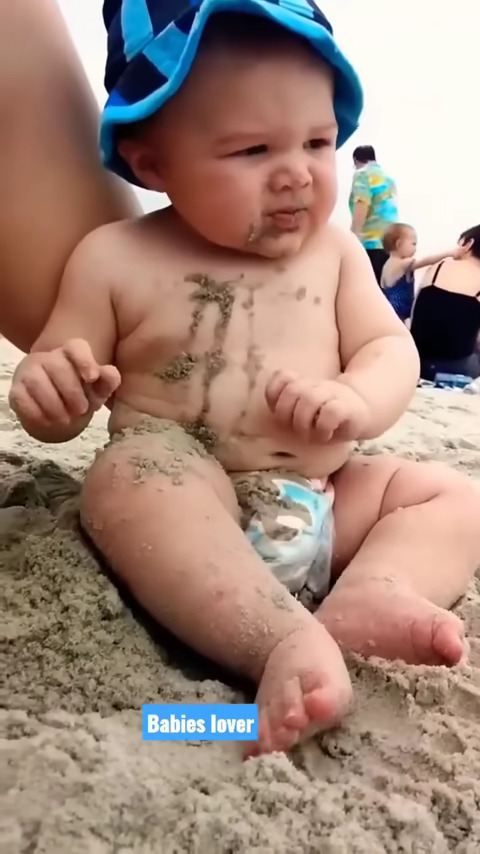 Funny baby reaction on the beach-SkoleToon's
